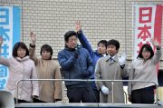 市議選の結果を報告する（左から）細野龍子、佐々木智子、殿村健一、池川友一、渡場悟視、田中美穂の各氏＝26日、東京都町田市