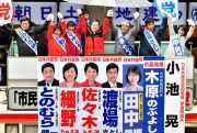 声援に応える小池晃書記局長（中央）と市長・市議候補各氏＝22日、東京都町田市