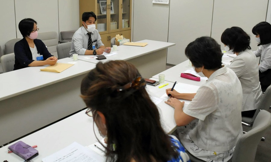 日本共産党都議団（手前）と懇談する「東京20人授業プロジェクト」の人たち