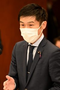 質問する山添拓議員＝９日、参院消費者特委（しんぶん赤旗提供）