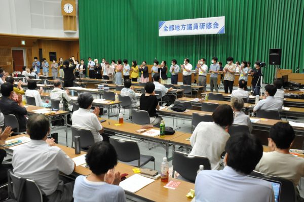 日本共産党東京都委員会の全都地方議員研修会で紹介される初当選の議員たちの写真