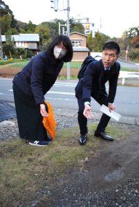 水と気泡が噴出した場所を確認する（右から）山添、田中の両氏＝12日、東京都町田市